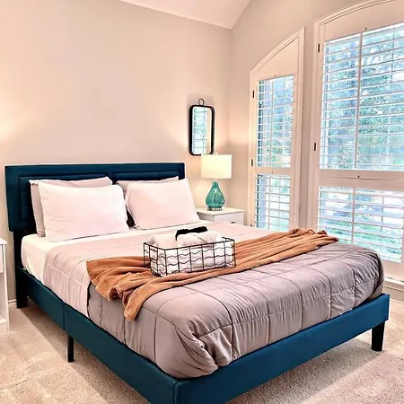 Spacious 3 Bedroom Near Legacy West